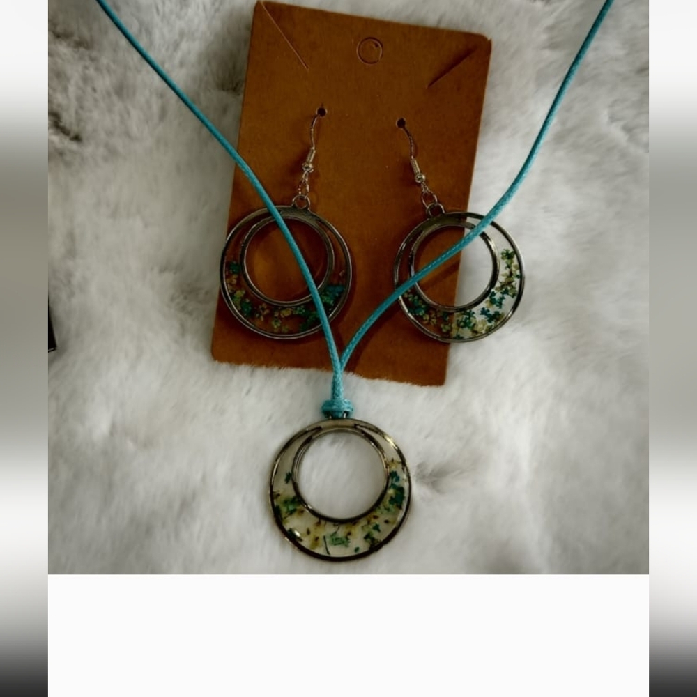 Elegant Green and Silver Jewelry Set